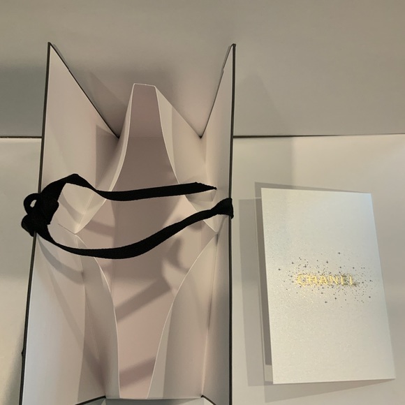 CHANEL Holiday Gift Bag with Card - Picture 4 of 4